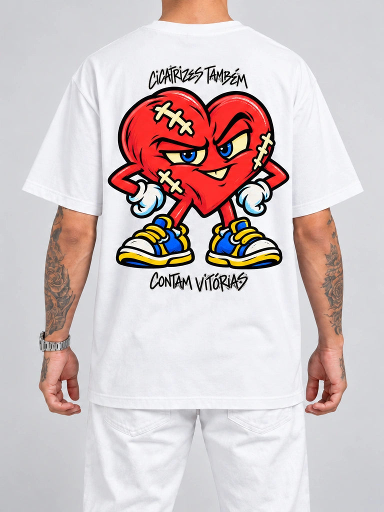 Cor: Branco | Costas | Oversized — Cicatrizes Também Contam Vitórias